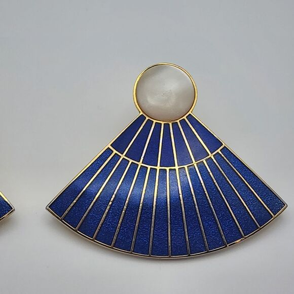 Vintage Isle of Skye Gold Tone, Blue, & MOP Clip-On Earrings - Picture 5 of 7